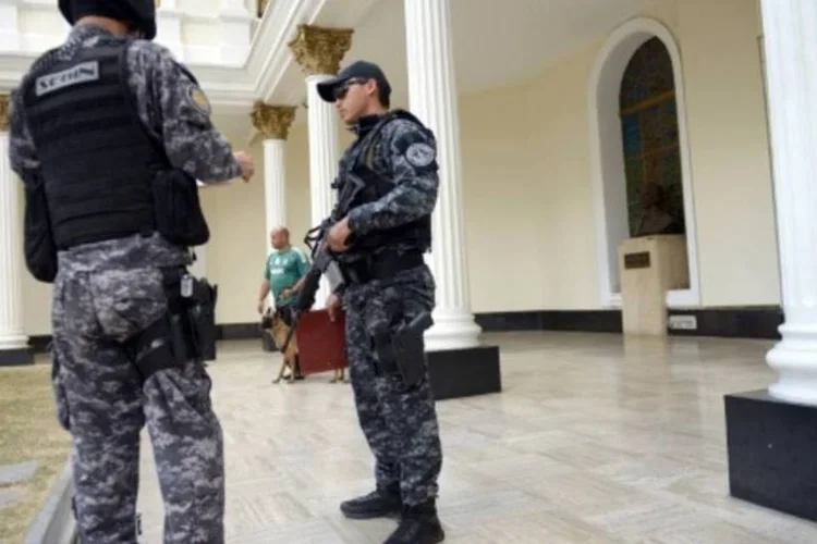 
	Policiais patrulham a Assembleia Nacional da Venezuela, em Caracas, no dia 26 de janeiro de 2016
 (FEDERICO PARRA/AFP)