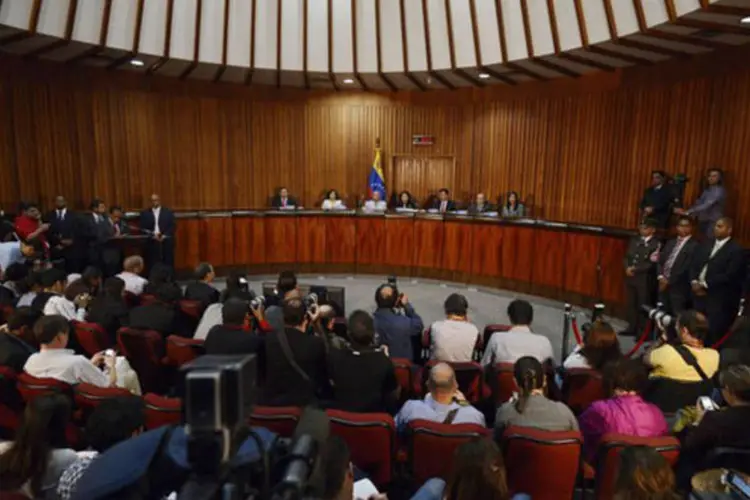 
	Presidente do STJ discursa em Caracas: ap&oacute;s a decis&atilde;o do tribunal, o vice seguir&aacute; exercendo a presid&ecirc;ncia com os poderes limitados transferidos h&aacute; um m&ecirc;s por Ch&aacute;vez
 (Leo Ramirez/AFP)