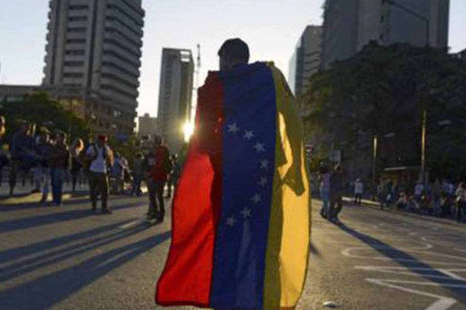 Milhares de opositores e chavistas voltam às ruas de Caracas
