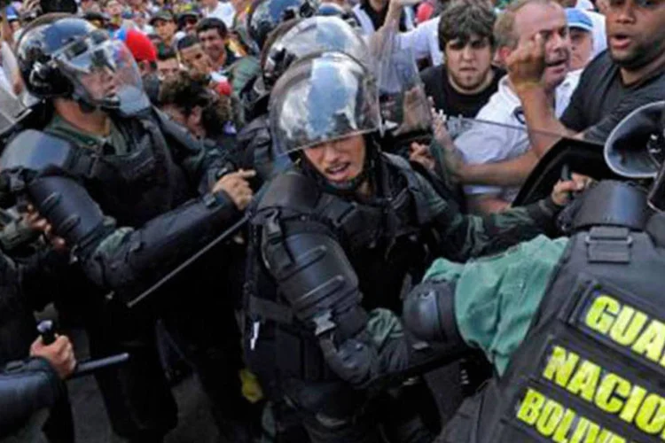 
	Seguidores do l&iacute;der opositor Leopoldo Lopez durante protesto em Caracas, na Venezuela: para o governo venezuelano, o l&iacute;der recebeu apoio do ex-presidente colombiano &Aacute;lvaro Uribe&nbsp;
 (LEO RAMIREZ/AFP)