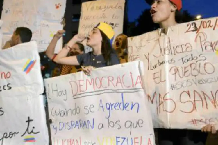 Venezuelanos protestam contra o governo na capital Caracas: algumas das manfiestações levaram a confrontos que deixaram ao menos 10 mortos (Raul Arboleda/AFP)