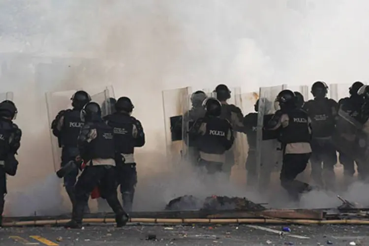 
	Policiais da Venezuela: milhares de policiais tentaram dispersar manifestantes com g&aacute;s lacrimog&ecirc;neo, balas de borracha e granadas de atordoamento
 (REUTERS/Christian Veron)