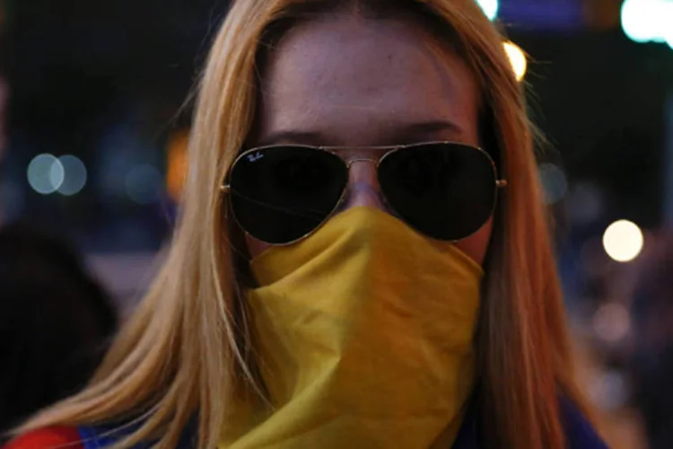 
	Manifestante venezuelana posa para foto: alguns dos protestos populares terminaram em fatos de viol&ecirc;ncia que provocaram a morte de 41 pessoas
 (REUTERS/Jorge Silva)