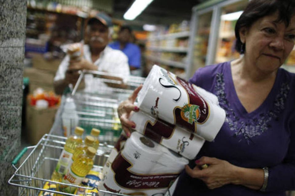 Consumidores comprando papel higiênico no começo da pandemia | Foto: Jorge Silva/Reuters (Reuters/Jorge Silva)