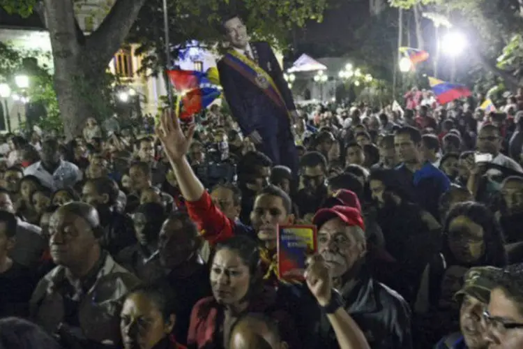 Seguidores do presidente Hugo Chávez, morto nesta terça-feira, tomam as ruas de Caracas (AFP / Leo Ramírez)