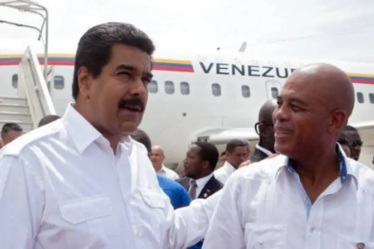 O presidente da Venezuela Nicolás Maduro (E) e o presidente do Haiti, Michel Martelly, em Porto Príncipe ( AFP/Presidencia Haití)
