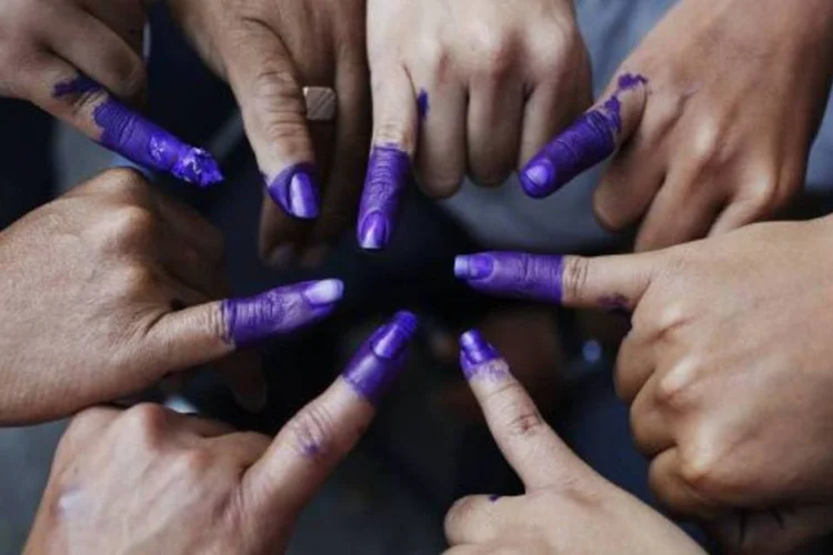 Venezuelanos mostram a tinta nas mãos após votarem  (Reuters)