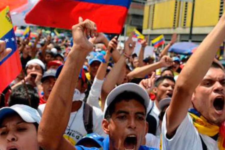 
	Opositores protestam em Caracas no dia 1&ordm; de maio: crise econ&ocirc;mica e falta de alimentos
 (Geraldo Caso/AFP)