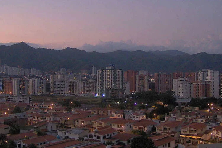 
	Venezuela: os cerca de dois milh&otilde;es de funcion&aacute;rios afetados pela medida j&aacute; n&atilde;o trabalhavam &agrave;s sextas-feiras e cumpriam uma jornada di&aacute;ria reduzida de seis horas.
 (Wikimedia Commons)