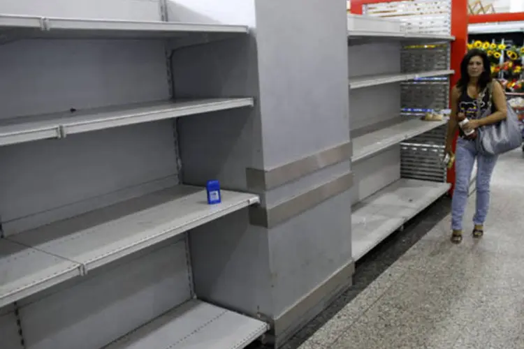 
	Prateleira em mercado da Venezuela:&nbsp;&quot;se as pessoas v&atilde;o e levam 20 pacotes de farinha, quando normalmente levavam tr&ecirc;s, est&atilde;o criando um vazio log&iacute;stico&quot;, disse ministro
 (Jorge Silva / Reuters)
