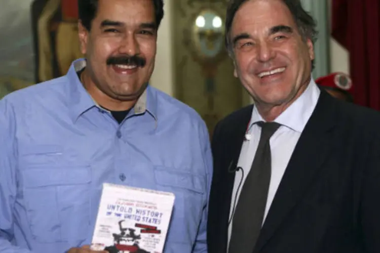 
	O presidente da Venezuela, Nicol&aacute;s Maduro, recebe Oliver Stone:&nbsp;&quot;s&atilde;o pa&iacute;ses muito valentes que afirmam uma posi&ccedil;&atilde;o clara&quot;, afirmou Stone
 (Miraflores Palace/Reuters)