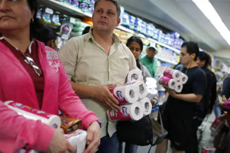 
	Consumidores fazem fila para comprar papel higi&ecirc;nico em mercado em Caracas, em maio de 2013
 (Jorge Silva / Reuters)