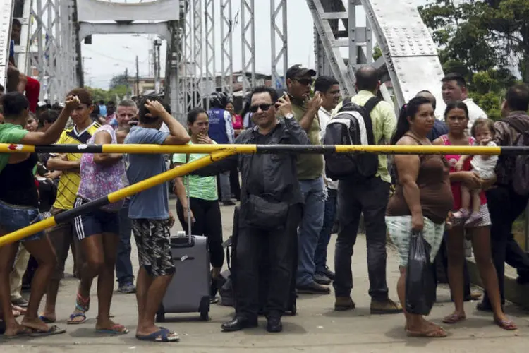 Grupo espera em Boca del Grita, na Venezuela, diante passagem fechada para a Colômbia (REUTERS/Carlos Eduardo Ramirez)