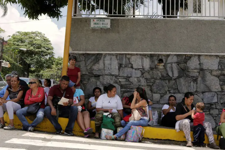 
	Venezuelanos fazem fila para comprar alimentos: apag&otilde;es, linchamentos, hospitais sem estoques no pa&iacute;s
 (Marco Bello / Reuters)