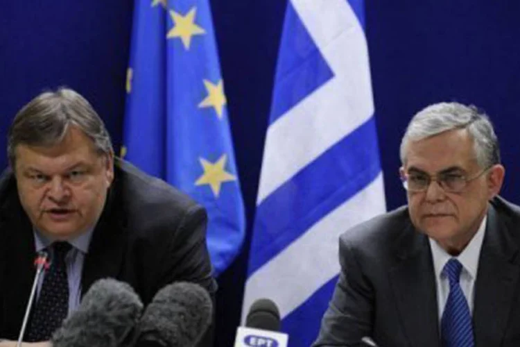 O chefe do governo grego (D), Lucas Papademos, e seu ministro de Finanças, Evangelos Venizelos: a troca de títulos pretende perdoar 107 bilhões da dívida grega (John Thys/AFP)