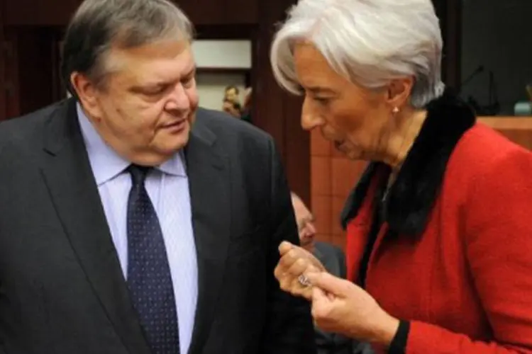 A diretora-gerente do FMI conversa com o líder do partido socialista grego, Evangelos Venizelos: o governo grego deve instaurar um novo plano de corte do gasto (©AFP / John Thys)