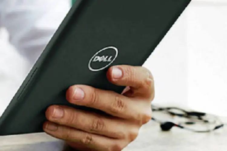 Homem com Venue 8, novo tablet da Dell (Reprodução/Dell.com)