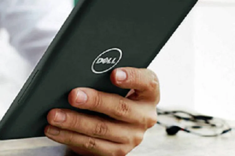 
	Homem segura tablet da Dell: o acordo de fus&atilde;o recorde anunciado na segunda-feira inclui um prazo de 60 dias
 (Reprodução/Dell.com)