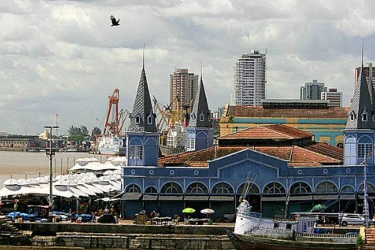 
	Ver-o-Peso, no centro hist&oacute;rico de Bel&eacute;m: uma das esta&ccedil;&otilde;es do BRT (bus rapid transit) fica pr&oacute;xima ao Mercado Ver-o-Peso, cart&atilde;o postal da cidade
 (Wikimedia Commons)