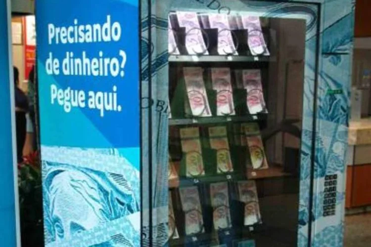 Máquinas semelhantes às de salgadinho emitem cópias sem valor monetário de notas de 100, 50, 20, 10 e 5 reais (.)