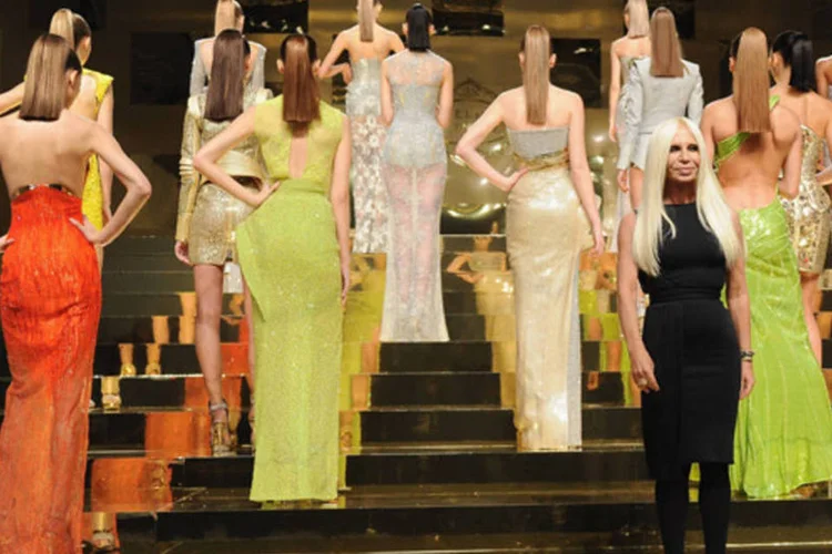 A Versace chamou atenção ao apresentar seis vestidos monocolores de tons muito vivos, quase fluorescentes, e que ainda contavam com o brilho das lantejoulas e das pedrarias (Pascal Le Segretain/Getty Images)