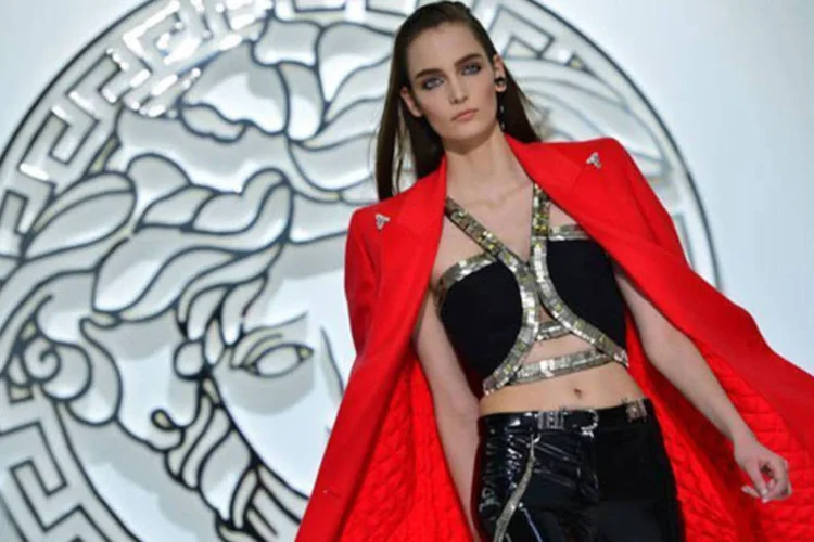 
	Desfile da Versace: com botas de salto alto pontiagudo, a grife apresentou roupas justas de vinil negro com grandes pinos de prata
 (AFP/ Gabriel Bouys)