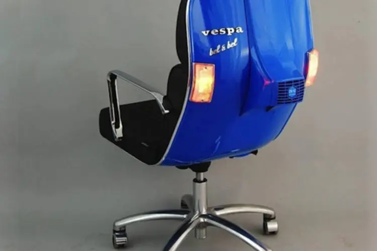 Cadeira com o design inspirado na moto Vespa: modelo foi criado pelo estúdio de design barcelonista Bel & Bel (Divulgação)