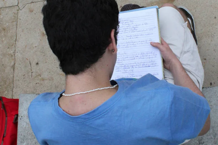 
	Aluno estuda momentos antes de prova: segundo Coordena&ccedil;&atilde;o de Aperfei&ccedil;oamento de Pessoal de N&iacute;vel Superior (Capes), ao todo 110 alunos foram exclu&iacute;dos
 (Marcos Santos/USP Imagens)