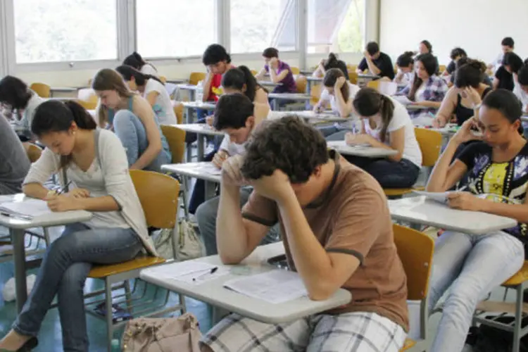 
	Estudantes fazem prova: o prazo para inscri&ccedil;&atilde;o no Sisu terminou na sexta-feira (14) e na tarde de hoje o MEC ir&aacute; divulgar o n&uacute;mero total de inscritos.
 (Marcos Santos/USP Imagens)