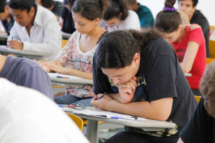 
	Candidatos prestando o vestibular:&nbsp;nesta edi&ccedil;&atilde;o, s&atilde;o 159,6 mil inscritos, sendo 138,1 mil candidatos que v&atilde;o disputar vagas na Universidade de S&atilde;o Paulo
 (Marcos Santos/USP Imagens)