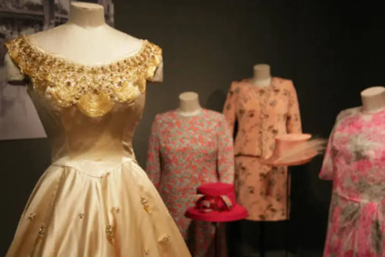 Vestidos da coleção de Elizabeth II são exibidos no Palácio de  Buckingham: nova exposição estreou em Londres (Peter Macdiarmid/Getty Images)