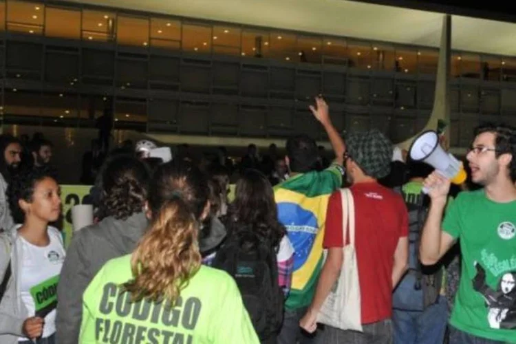 Estudantes protestam contra Código: A recuperação das APPs tinha sido aprovada com base em recuperação de 15 metros, agora serão 30 (Valter Campanato/Agência Brasil)