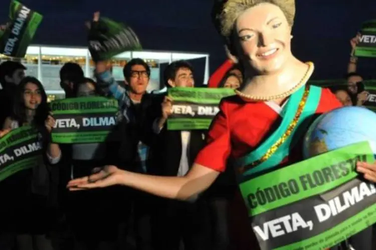 Um manifestante fantasiado de presidente Dilma Rousseff chamou atenção na frente do Palácio do Planalto ontem (Valter Campanato/Agência Brasil)