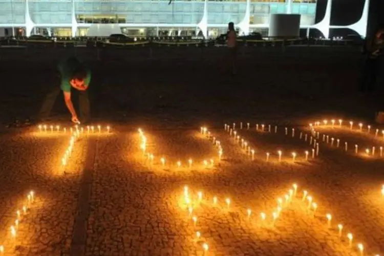 Com velas, os estudantes deixaram uma mensagem na frente do Palácio do Planalto: "Veta tudo, Dilma" (Valter Campanato/ABr)