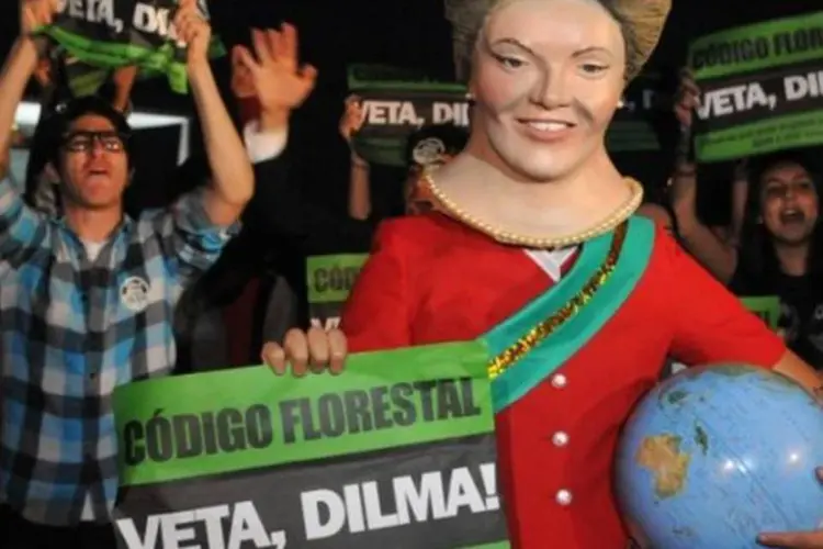 Manifestante usou fantasia de presidente e chegou a simular a governante assinando seus vetos ao Novo Código Florestal (Valter Campanato/Agência Brasil)