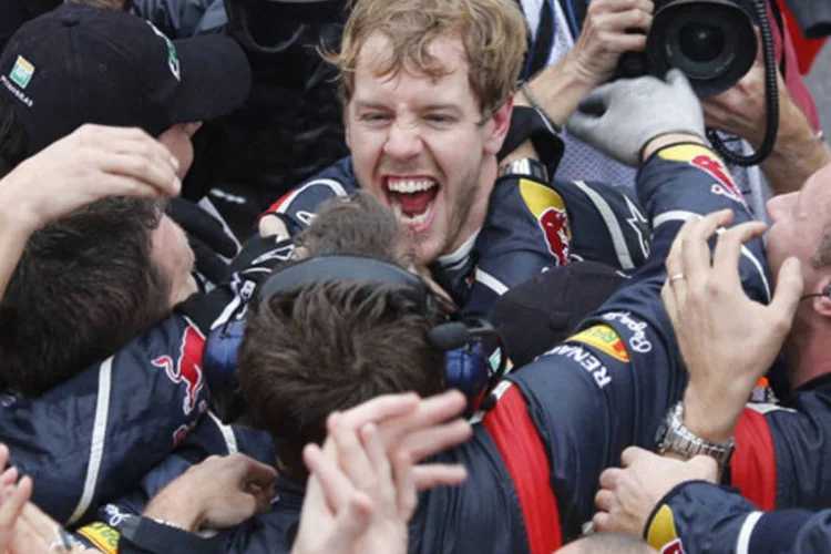 
	Com a ta&ccedil;a, Vettel iguala marcas de Schumacher e Juan Manuel Fangio, os &uacute;nicos da hist&oacute;ria a vencerem tr&ecirc;s ou mais t&iacute;tulos em sequ&ecirc;ncia
 (Sergio Moraes/Reuters)