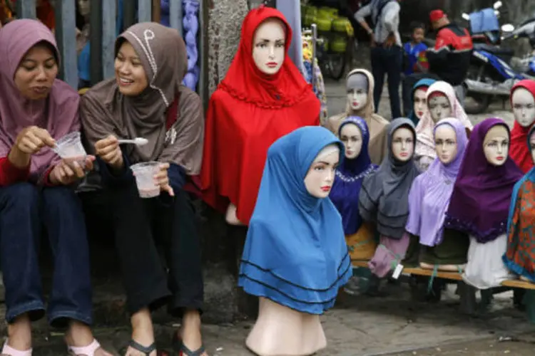 Sob a lei islâmica do Irã, as mulheres são obrigadas a cobrir seu cabelo e a usar roupas longas e largas em nome da modéstia (REUTERS/Beawiharta/Reuters)
