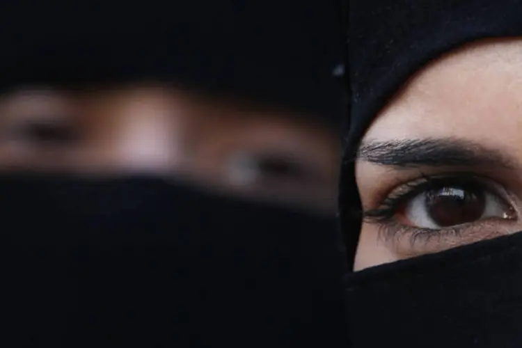 Mulheres com véu islâmico: muitos dos participantes da seita nasceram no subsolo e nunca viram a luz do dia até que promotores descobrissem seu esconderijo (Peter Macdiarmid/Getty Images)