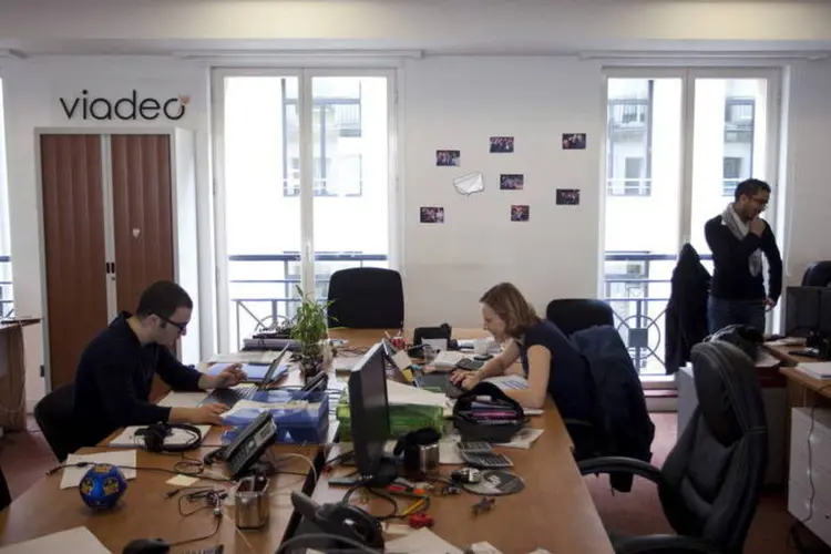 Funcionários da Viadeo no escritório da companhia em Paris, na França (Balint Porneczi/Bloomberg)