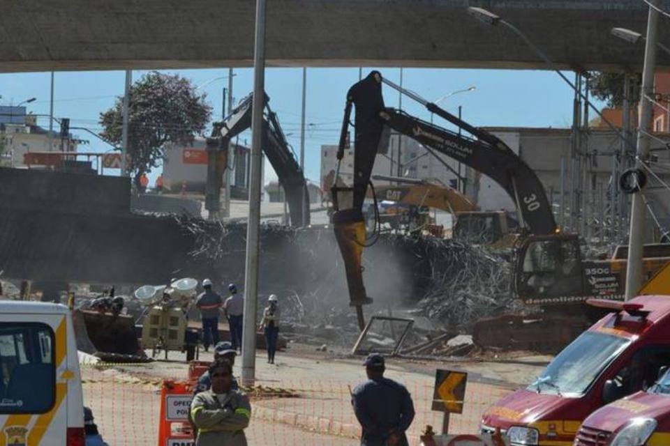 Alça norte do viaduto Guararapes é implodida em MG