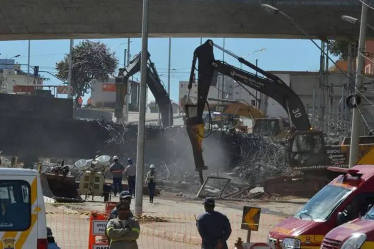 A demolição do Viaduto Guararapes vai preservar um trecho da obra para os trabalhos da perícia (Marcello Casal Jr/Agência Brasil)