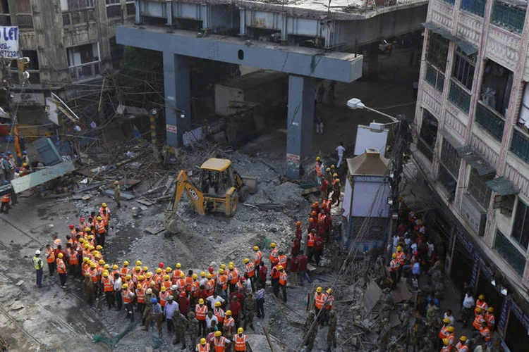 
	Viaduto que desabou em Calcut&aacute;: ao menos 26 pessoas morreram na trag&eacute;dia
 (Rupak De Chowdhuri / Reuters)