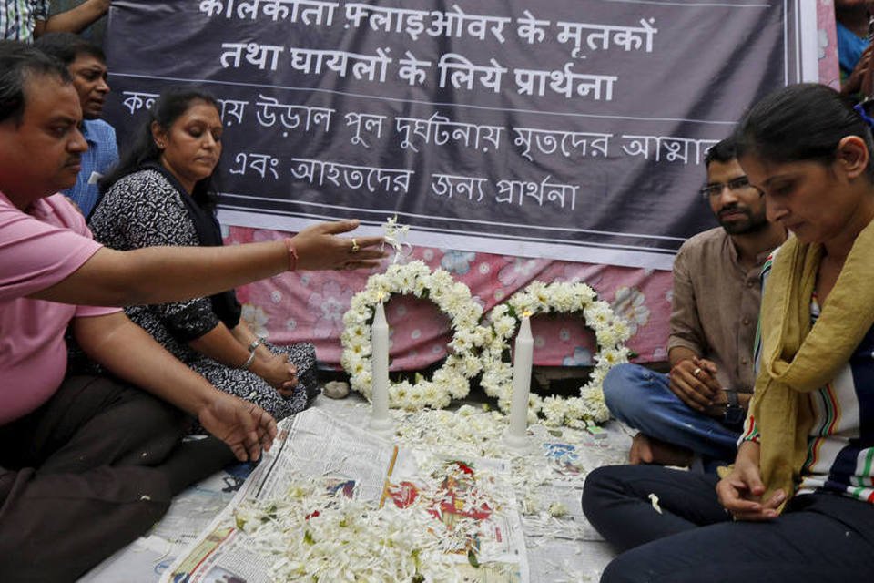Desabamento de viaduto deixou 25 mortos na Índia