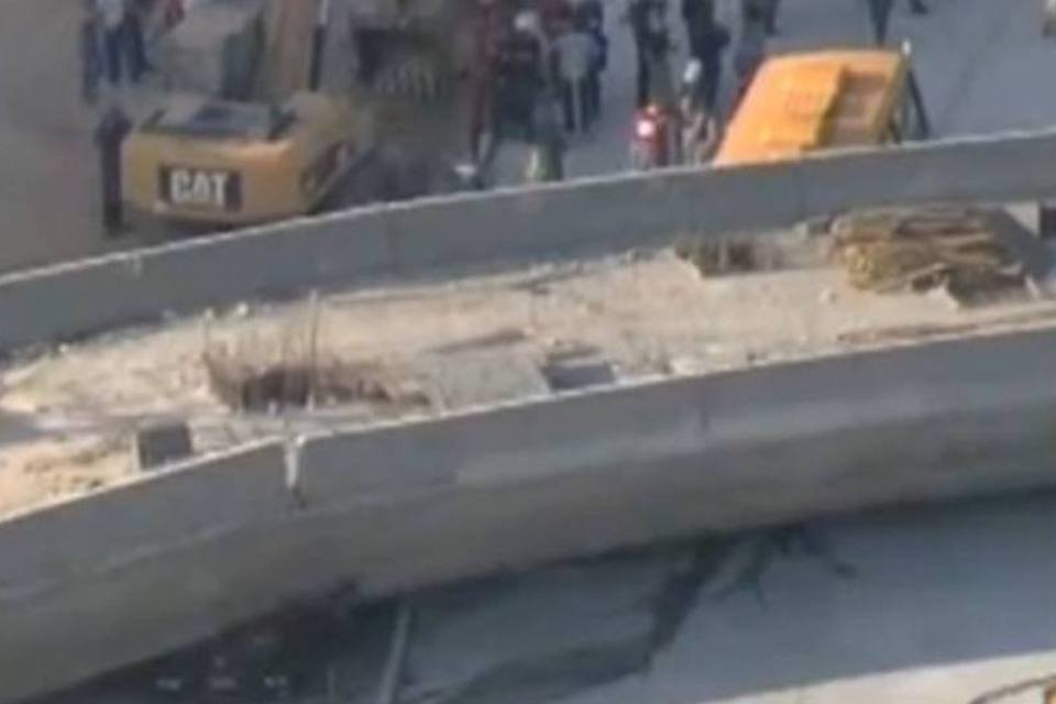 Vizinhos do viaduto que desabou em BH deixam residências