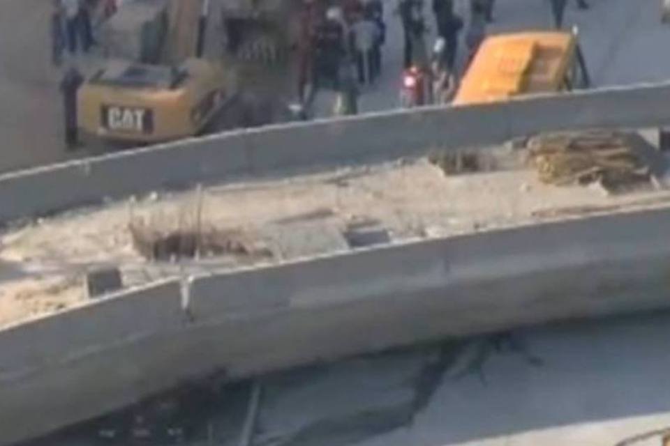 Bombeiros retiram corpo de escombros de viaduto em BH