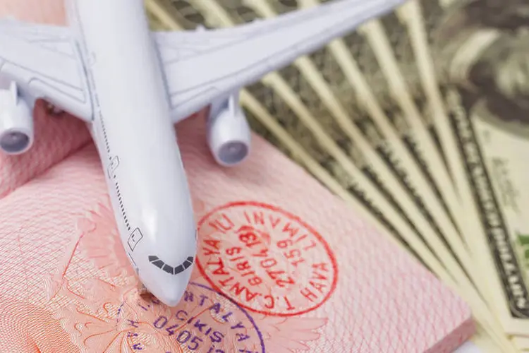 
	Avi&atilde;o, passaporte e d&oacute;lar: Quem vai viajar deve fracionar a compra da moeda
 (foto/Thinkstock)