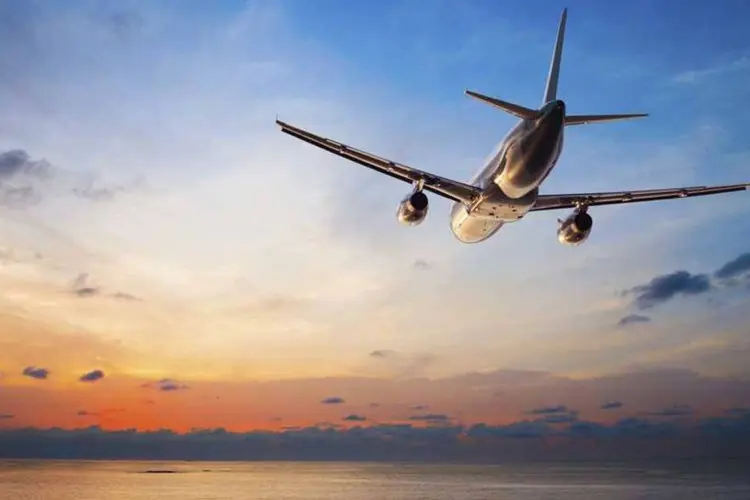 
	Avi&atilde;o sobrevoa oceano: As receitas deixadas por estrangeiros em viagem no Brasil tamb&eacute;m devem cair este m&ecirc;s por causa do efeito da Copa do Mundo, no ano passado
 (Iryna_Rasko/Thinkstock)