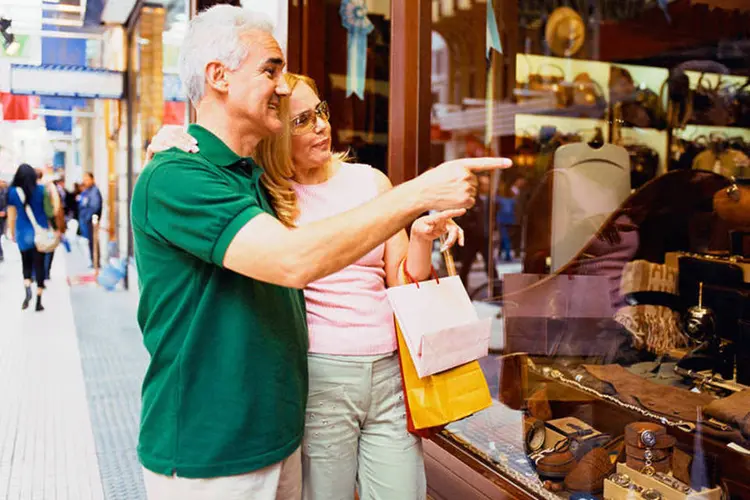 Turistas fazem compras: a maior marca havia sido registrada em 2013, de US$ 18,632 bilhões (Creatas/Thinkstock)