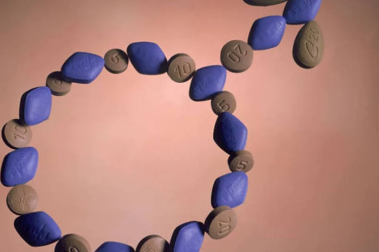 
	P&iacute;lulas de Viagra: especialista diz que, para melhorar n&iacute;veis hormonais em obesos, sa&iacute;da n&atilde;o &eacute; repor testosterona nem utilizar medicamentos para disfun&ccedil;&atilde;o er&eacute;til, mas simplesmente emagrecer
 (Pedro Rubens/Veja)