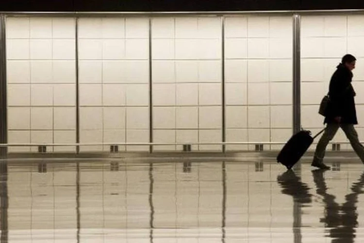 
	Viajante caminha em aeroporto: licita&ccedil;&otilde;es de melhorias em 9 aeroportos de SP devem sair em 60 dias
 (Paul J. Richards/AFP)